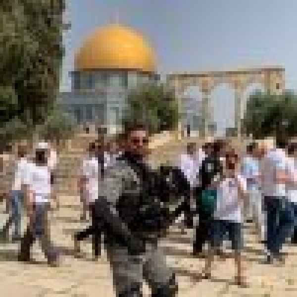 بحماية من قوات الاحتلال الإسرائيلي مئات المستوطنين يقتحمون المسجد الأقصى المبارك