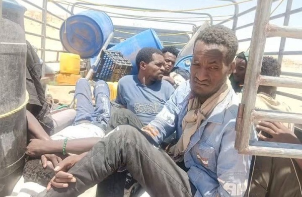 وفاة 4 مهاجرين وإصابة 26 بانقلاب مركبة تهريب في المهرة