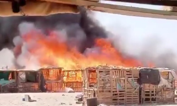 حريق هائل يلتهم سوق القات في الجوف ويكب د التجار خسائر فادحة