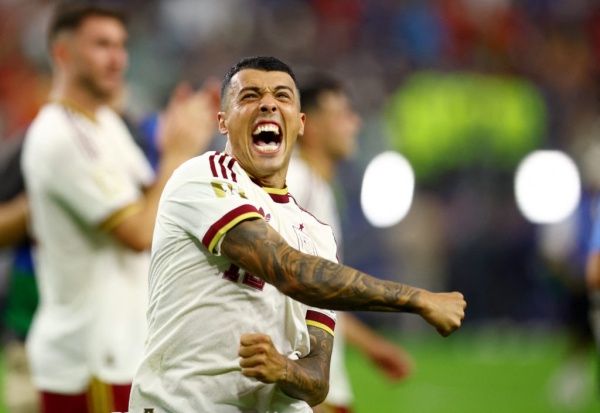 إسبانيا تفوز على فرنسا 2 0 وتتأهل لنهائي كأس العالم إسبانيا تفوز على فرنسا 2 0 وتتأهل لنهائي كأس العالم