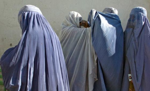 أفغانستان الأمم المتحدة تدعو إلى وقف اعتقال النساء بسبب مخالفات مزعومة لقواعد اللباس أفغانستان الأمم المتحدة تدعو إلى وقف اعتقال النساء بسبب مخالفات مزعومة لقواعد اللباس