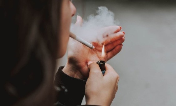 التدخين قد يقلل فرص الإنجاب لدى النساء والرجال