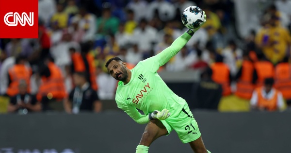 لاعبو الهلال والاتحاد ي كرمون العويس خلال الكلاسيكو لاعبو الهلال والاتحاد ي كرمون العويس خلال الكلاسيكو