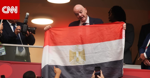 رئيس فيفا يرفع علم مصر بعد إقصاء الفراعنة من كأس العالم رئيس فيفا يرفع علم مصر بعد إقصاء الفراعنة من كأس العالم