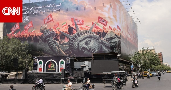 اقتلوا قاتلكم لوحات دعائية بشوارع طهران تدعو للانتقام من أمريكا اقتلوا قاتلكم لوحات دعائية بشوارع طهران تدعو للانتقام من أمريكا