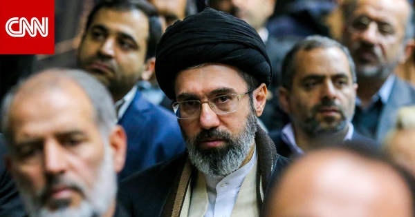 فيديو متداول لـ مجسم كرتوني لمرشد إيران بمراسم تشييع علي خامنئي ما حقيقته فيديو متداول لـ مجسم كرتوني لمرشد إيران بمراسم تشييع علي خامنئي ما حقيقته