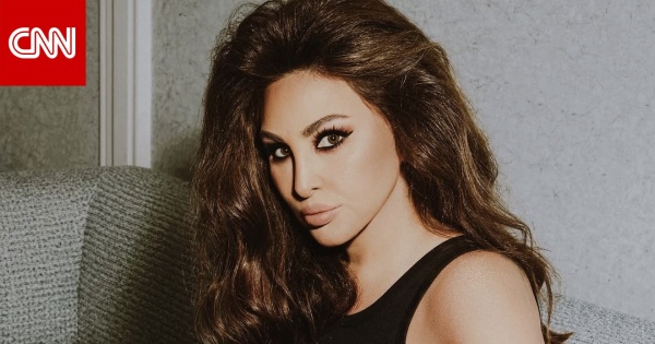 من صوفيا لورين إلى سيندي كروفورد إليسا بإطلالة فينتيج تعيد عقارب الساعة إلى الزمن الجميل