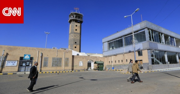 الحوثيون يتهمون السعودية باستهداف مطار صنعاء الدولي بغارات جوية الحوثيون يتهمون السعودية باستهداف مطار صنعاء الدولي بغارات جوية