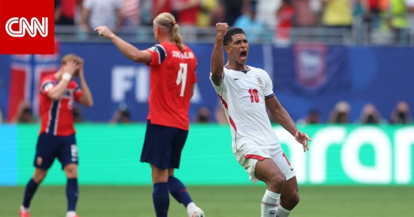 تصرف طريف من بيلينغهام تجاه هالاند خلال مباراة إنجلترا والنرويج