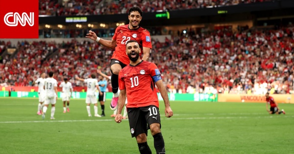 تصرف من عمر مرموش تجاه محمد صلاح يخطف الأنظار في كأس العالم تصرف من عمر مرموش تجاه محمد صلاح يخطف الأنظار في كأس العالم