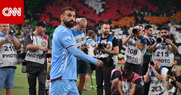 محمد صلاح يحتفل مع لاعبي طرابزون سبور بعيد وطني تركي
