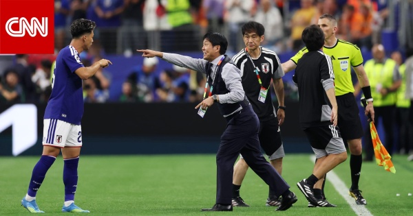 سبورة وأرقام عملاقة مدرب اليابان يبتكر طريقة جديدة لتوجيه لاعبيه في كأس العالم سبورة وأرقام عملاقة مدرب اليابان يبتكر طريقة جديدة لتوجيه لاعبيه في كأس العالم