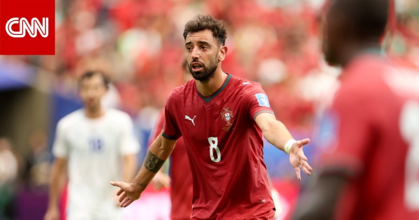 عانقه وقب ل رأسه لاعب منتخب البرتغال يواسي مدافع أوزبكستان لحظة بكائه عانقه وقب ل رأسه لاعب منتخب البرتغال يواسي مدافع أوزبكستان لحظة بكائه