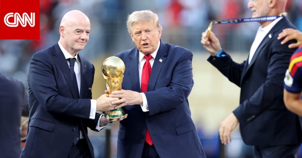تصرف ترامب خلال مراسم تتويج إسبانيا بلقب كأس العالم يلاقي رواجا تصرف ترامب خلال مراسم تتويج إسبانيا بلقب كأس العالم يلاقي رواجا