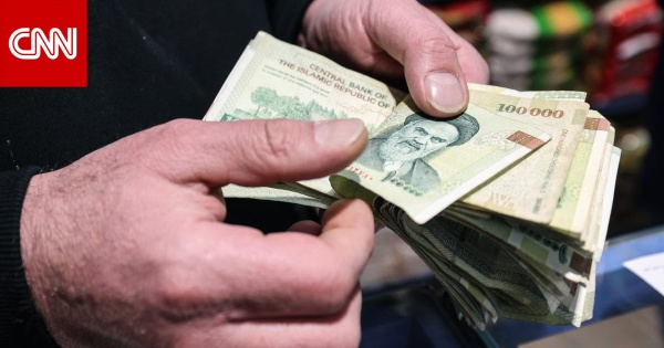 قبيل بدء الإنزال الاقتصادي عملة إيران تنخفض بشكل قياسي أمام الدولار قبيل بدء الإنزال الاقتصادي عملة إيران تنخفض بشكل قياسي أمام الدولار