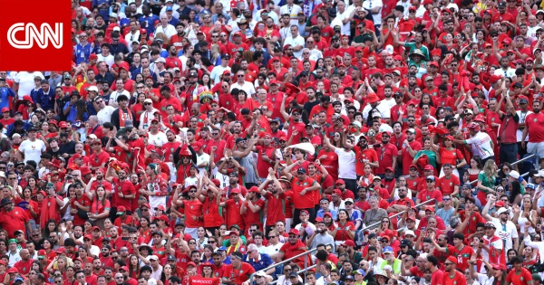 كيف استقبلت الجماهير لاعبي منتخب المغرب لحظة وصولهم إلى الرباط كيف استقبلت الجماهير لاعبي منتخب المغرب لحظة وصولهم إلى الرباط