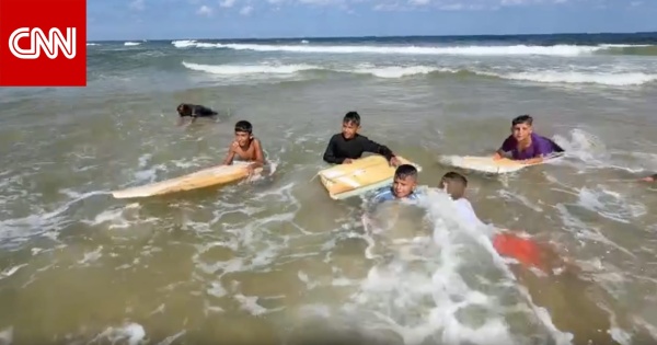 راكبو الأمواج يعودون الى البحر في غزة شاهد ما حدث لمصورنا أثناء إعداد التقرير