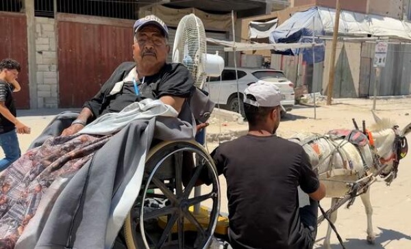 مرضى غسيل الكلى في غزة رحلة شاقة بعربة يجرها حمار للوصول إلى المستشفى مرضى غسيل الكلى في غزة رحلة شاقة بعربة يجرها حمار للوصول إلى المستشفى