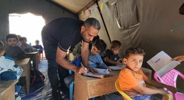 من خيمة الفصل إلى خيمة النزوح يوم في حياة معلم بغزة من خيمة الفصل إلى خيمة النزوح يوم في حياة معلم بغزة