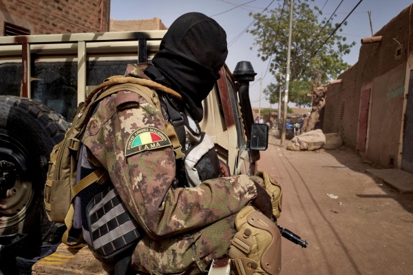الجيش المالي يعلن تحرير 82 عسكريا احت جزوا في هجمات أبريل الجيش المالي يعلن تحرير 82 عسكريا احت جزوا في هجمات أبريل