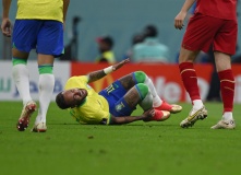 brazil dealt injury blow as neymar limps off with swollen ankle