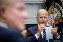 joe biden flashes cheat sheet with specific instructions for event you give brief comments