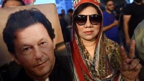 longue marche d imran khan au pakistan des milliers de militants continuent de se rassembler