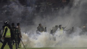 indonesie plus de 120 morts lors de violences apres un match de foot