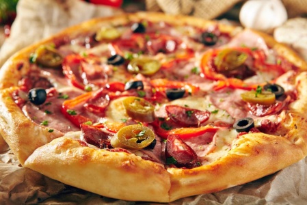 في 5 دقائق طريقة عمل بيتزا الطاسة السريعة بدون فرن الذ وأسرع بيتزا وبطعم لذيذ