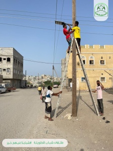 بتكلفة 3500ريال سعودي..ملتقى شباب الطويلة التطوعي بالمكلا يقوم بتركيب إضاءة بالطاقة الشمسية في شوارع المدينة 