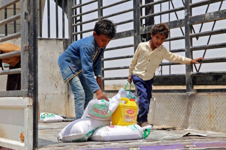 صحيفة دولية : تخفيض جديد لحصص الإعاشة يعمق جوع اليمنيين