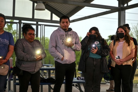 غضب وألم في وقفة احتجاجية للمهاجرين الذين لقوا حتفهم في جرار مقطورة في تكساس  