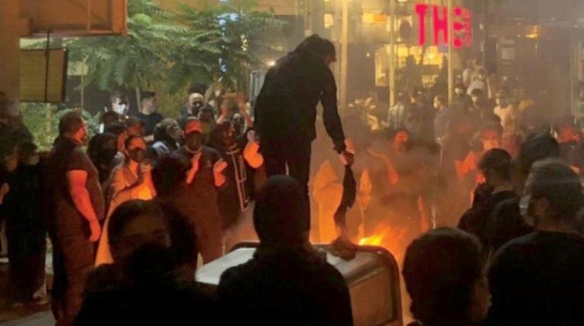 الاحتجاجات الإيرانية تدخل أسبوعها الثاني... والسلطات تحرك مظاهرات مضادة