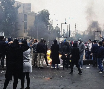 مع دخول البلاد في الإضراب.. الحرس الثوري ينتشر ويهدد المحتجين: لا رحمة بعد اليوم