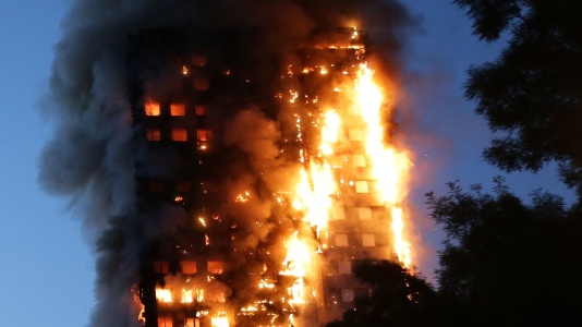 لندن.. إجلاء عشرات الأشخاص جراء حريق في برج سكني