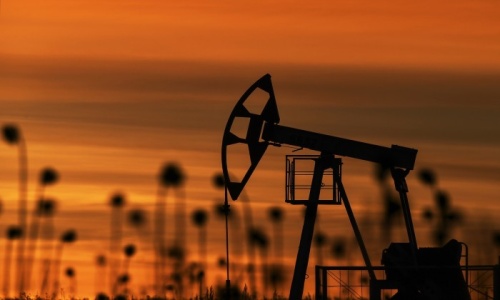 أسعار النفط العالمية تتراجع لأدنى مستوى منذ يناير