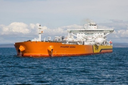 بلومبرغ روسنفط وغازبروم نفط تحجزان مزيدا من السفن لشحن النفط إلى آسيا