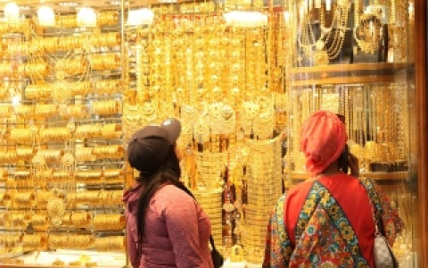 أسعار الذهب تهوي إلى أدى مستوى في 6 أسابيع