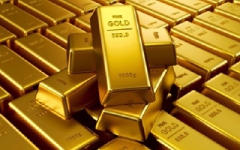 تراجع أسعار الذهب قرب أدنى مستوى لها منذ عامين ونصف العام مع ارتفاع الدولار