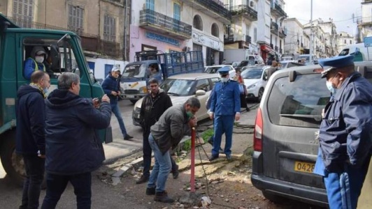 السلطات الجزائرية تبدأ حملة لتحرير الأرصفة ومنع المواقف العشوائية