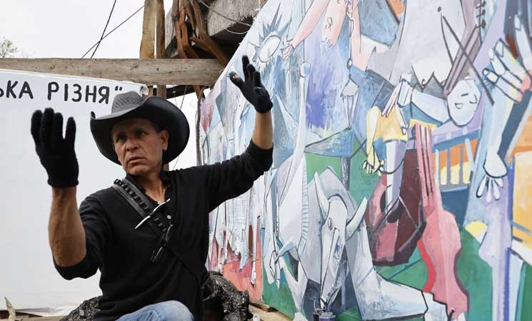 عبر لوحاته.. مكسيكي يجسد آلام الحرب في أوكرانيا- (صور)