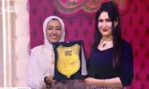 هبة عبد الفتاح تهدى فرقة سنبلة درع الموهوبين والمبدعين من "جوهرة مصرية"