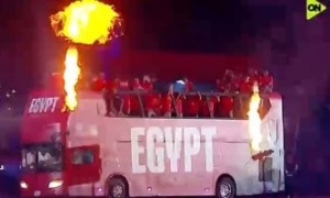 حافلة المنتخب تجوب ستاد القاهرة في ليلة "100 مليون شكرا".. فيديو