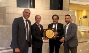 اتحاد الناشرين المصريين يهدى درع الاتحاد لإدارة صالون الجزائر الدولى للكتاب