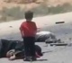 كارثة الحافلتين صورة طفل أمام جثمان أمه تهز السوريين