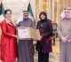 سمو الأمير يستقبل الشيخة انتصار الصباح ورئيس البحوث والدراسات الكويتية ورقية حسين