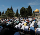 عشرات الآلاف من الفلسطينيين يؤدون صلاة الجمعة في المسجد الأقصى وسط إجراءات مشددة