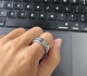 خاتم ذكي يسجل المحادثات ويحو لها إلى نصوص بالذكاء الاصطناعي