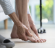 علامة مزعجة في القدمين قد تكشف أمراضا خطيرة