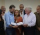 حسين فهمي يسل م جائزة مهرجان طريق الحرير لفريق فيلم القصص بمقر مهرجان القاهرة